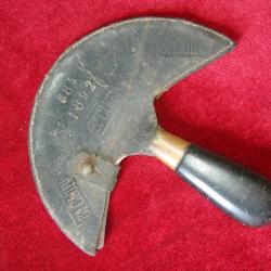 Outil de Sellier ( couteau &agrave; pied ) du 3e R&eacute;giment de Cuirassier ( IIIe R&eacute;publique ) . (collection .