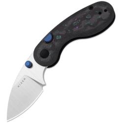 Couteau Kizer Microbe Lame Acier M390 Satin Drop Point Manche Camo Carbon Jazzy Button Liner Lock