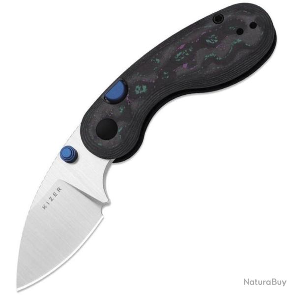 Couteau Kizer Microbe Lame Acier M390 Satin Drop Point Manche Camo Carbon Jazzy Button Liner Lock