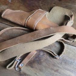 etui holster d'&eacute;paule cuir fauve