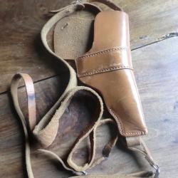 etui holster d'&eacute;paule cuir