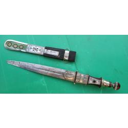 ANCIENNE , RARISSIME & MAGNIFIQUE DAGUE GOUZMA  AVEC SON FOURREAU  .  SIGNATURE SUR ARGENT  .