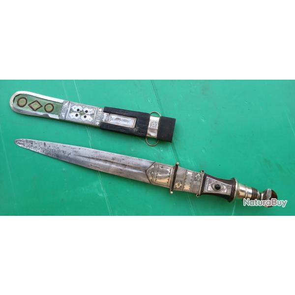 ANCIENNE , RARISSIME & MAGNIFIQUE DAGUE GOUZMA  AVEC SON FOURREAU  .  SIGNATURE SUR ARGENT  .