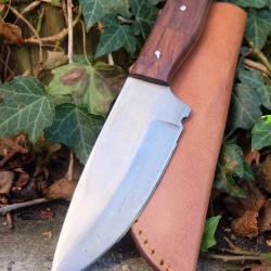 Couteau Bushcraft Skinner Lame Drop Acier Carbone 1055 Manche Bois Etui Cuir Fabric Artisanal