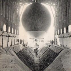 Carte postale ancienne - Le Dirigeable LA R&Eacute;PUBLIQUE au hangar -N&deg;8815