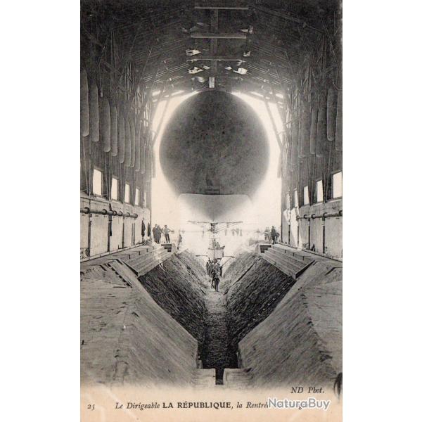 Carte postale ancienne - Le Dirigeable LA R�PUBLIQUE au hangar -N�8815