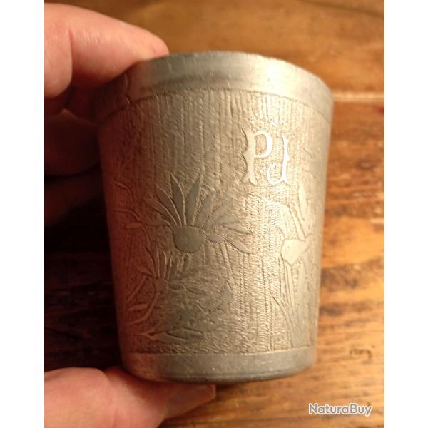 Gobelet d'aluminium, art des tranch�es, Verdun, aux initiales PJ.