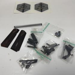 Lot de pi&egrave;ces d&eacute;tach&eacute;es pour pistolet Tanfoglio FR 1911 en calibre 45 ACP.