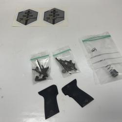 Lot de pi&egrave;ces d&eacute;tach&eacute;es pour pistolet Mab mod&egrave;le "C" en calibre 7.65.