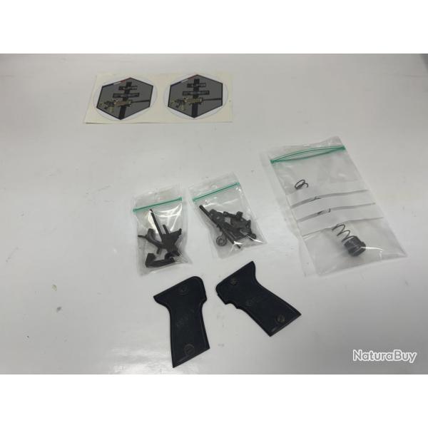 Lot de pi�ces d�tach�es pour pistolet Mab mod�le "C" en calibre 7.65.