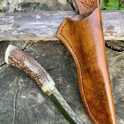 couteau de chasse d'artisan / bois de cerf , ivoire de phacoch&egrave;re / incrust&eacute; plume de b&eacute;casse 80crv2