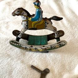 Cheval &agrave; bascule m&eacute;canique en t&ocirc;le avec cl&eacute; de remontage ancien