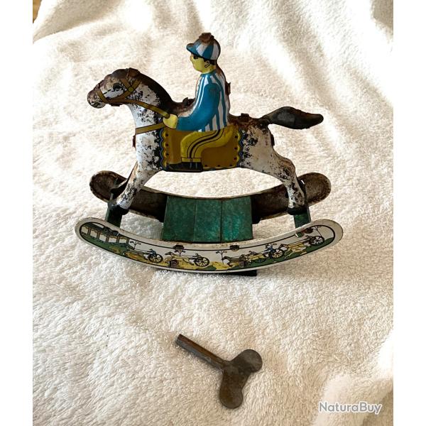 Cheval � bascule m�canique en t�le avec cl� de remontage ancien