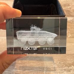 Presse-papier cristal grav&eacute; laser3D - VBCI Nexter - avec &eacute;crin