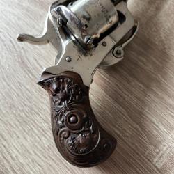 Rare revolver &agrave; broche 7mm "the young lion"