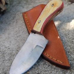 Couteau Skinner de Poche Lame Acier Carbone 1055 Manche Bois Etui Cuir Fabric Artisanale