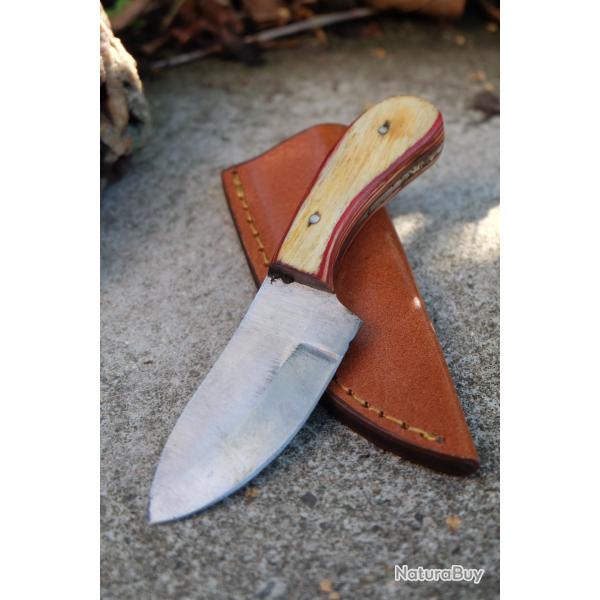 Couteau Skinner de Poche Lame Acier Carbone 1055 Manche Bois Etui Cuir Fabric Artisanale