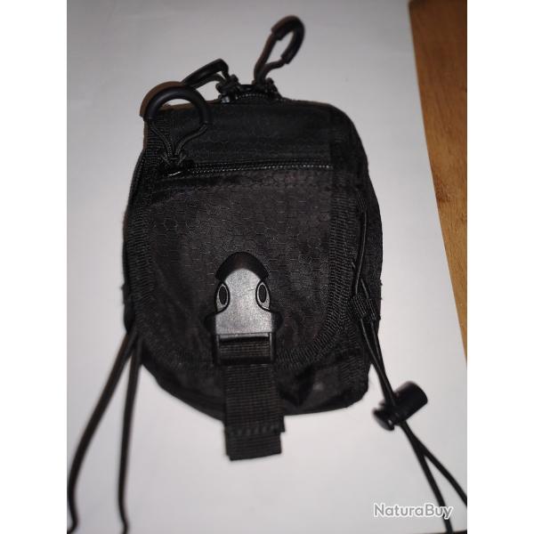 Pochette tactique syst�me molle , nombreux compartiments de rangement marque HEXTAC fabr allemande
