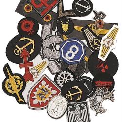 Assortiment de cinquante insignes OTAN, lot m&eacute;lang&eacute; issu - Autre