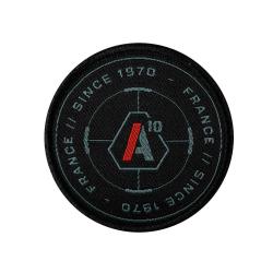 Ecusson A10 Equipment SIGNATURE Since 1970 brod&eacute; rond - Logo Gris b&eacute;ton/rouge