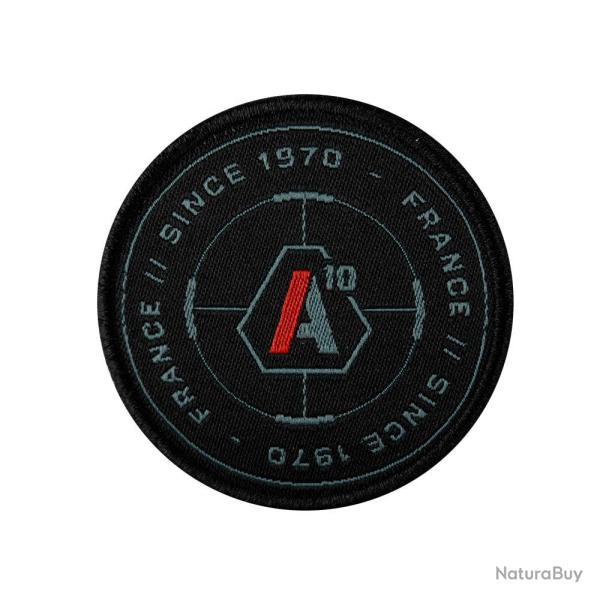 Ecusson A10 Equipment SIGNATURE Since 1970 brod� rond - Logo Gris b�ton/rouge