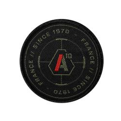 Ecusson A10 Equipment SIGNATURE Since 1970 brod&eacute; rond - Logo Vert olive/rouge
