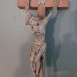 Magnifique crucifix en bois sculpt&eacute;, fin XIXe-d&eacute;but XXe si&egrave;cle