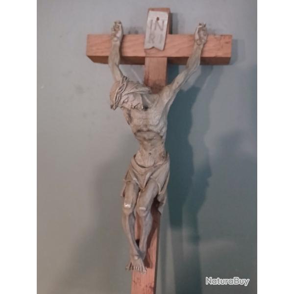 Magnifique crucifix en bois sculpt�, fin XIXe-d�but XXe si�cle