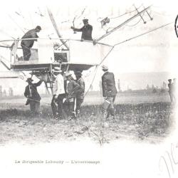 Carte postale ancienne - Dirigeable Lebaudy - L'atterrissage -N&deg;8832