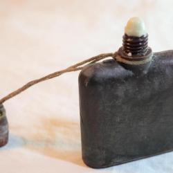flacon bak&eacute;lite produit de nettoyage anti gaz troupe d'occupation en Normandie 1944 ref SLOONG08