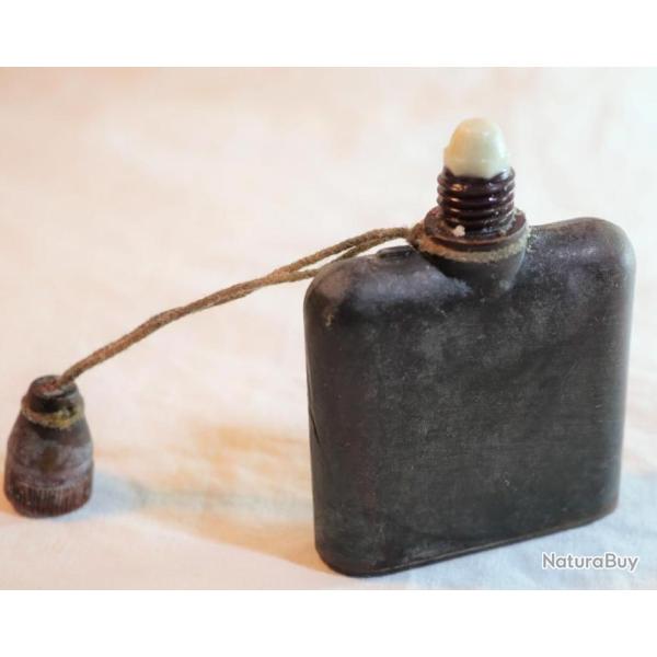 flacon bak�lite produit de nettoyage anti gaz troupe d'occupation en Normandie 1944 ref SLOONG08