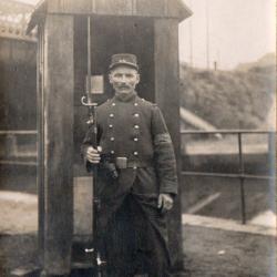 Carte postale ancienne repr&eacute;sentant un soldat en uniforme - N&deg;8839