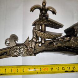 Platine orientale &agrave; silex &agrave; la miquelet pour fusil XIXe richement grav&eacute;e