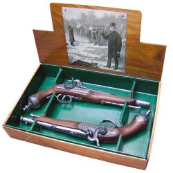 R&eacute;plique d&eacute;corative Denix d'une paire de pistolets de duel Italien &agrave; poudre noire