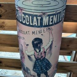 plaque bomb&eacute;e en fer en forme de bo&icirc;te de cacao Chocolat Menier, 1980