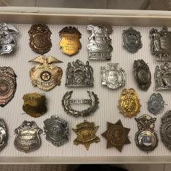 LOT DE BADGES DE POLICE US, DE POLICE MILITAIRE US, D'ETOILES DE SHERIFF ET D'EMPLOY&Eacute;S OFFICIELS.