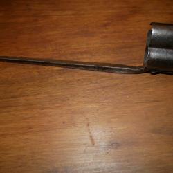 Ba&iuml;onnette de fusil de chasse juxtapos&eacute; &agrave; silex ou percussion (lame triangulaire)