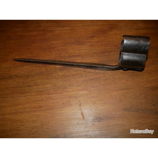Ba�onnette de fusil de chasse juxtapos� � silex ou percussion (lame triangulaire)
