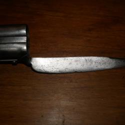 Ba&iuml;onnette de fusil de chasse juxtapos&eacute; &agrave; silex ou percussion (lame plate et verrou lat&eacute;ral)