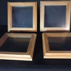 Ensemble de quatre cadres carr&eacute;s en bois clair, parfaits pour de multiples usages.
