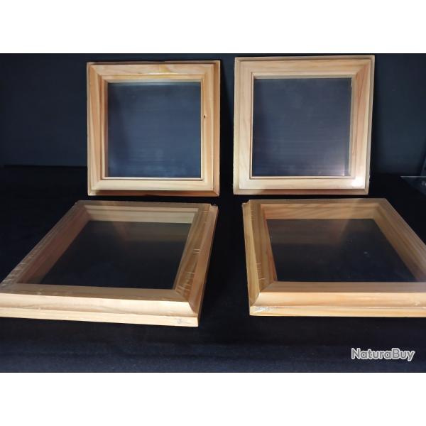 Ensemble de quatre cadres carr�s en bois clair, parfaits pour de multiples usages.