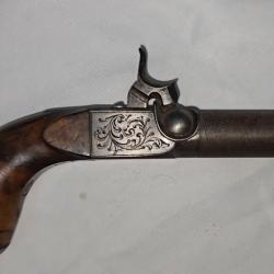 Pistolet ancien &agrave; percussion XIX si&egrave;cle Grav&eacute;  Crosse bois