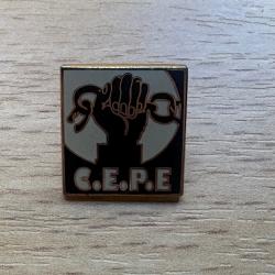 Insigne / Pin's C.E.P.E. (Comit&eacute; d'Entraide aux Prisonniers Europ&eacute;ens) - Militaria Politique