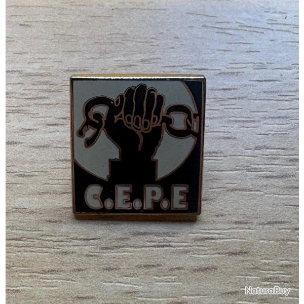 Insigne / Pin's C.E.P.E. (Comit� d'Entraide aux Prisonniers Europ�ens) - Militaria Politique