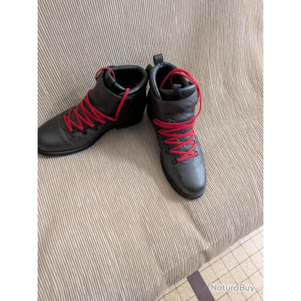 Bottines CHAMONIX de chez ROSSIGNOL Taille 42,5 ,marron cir� pour homme , comme neuves.