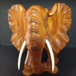 Sculpture artisanale en teck lourd repr&eacute;sentant un &eacute;l&eacute;phant