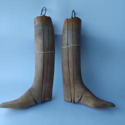 embauchoirs anciens en bois pour bottes
