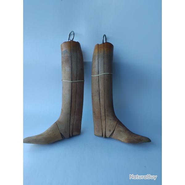 embauchoirs anciens en bois pour bottes
