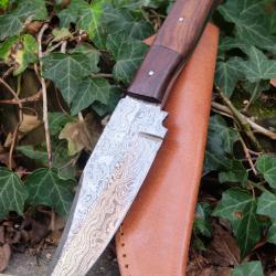 Skinner Bowie Couteau de Chasse Damas Lame 256 Couches Manche Bois Fabric Artisanale Etui Cuir 01
