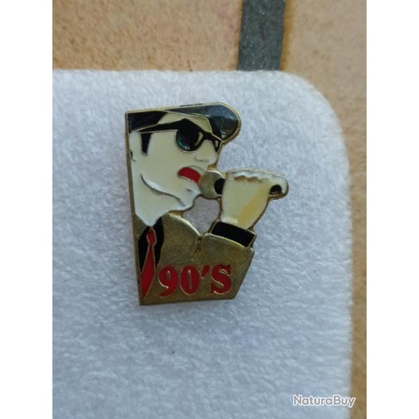 PINS PUBLICITE WINSTON ANNEE 90 LOT DE 2 PINS  VOITURE ET CHANTEUR